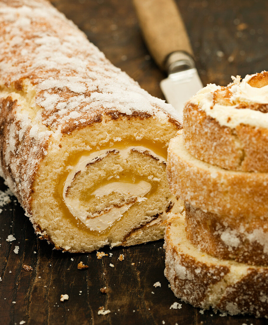 Biskuitrolle mit Zitronen-Buttercremefüllung