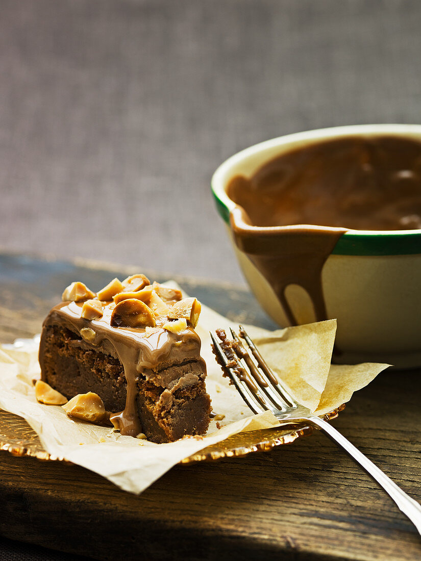 Schokoladenkuchen mit Macadamia-Schokoglasur