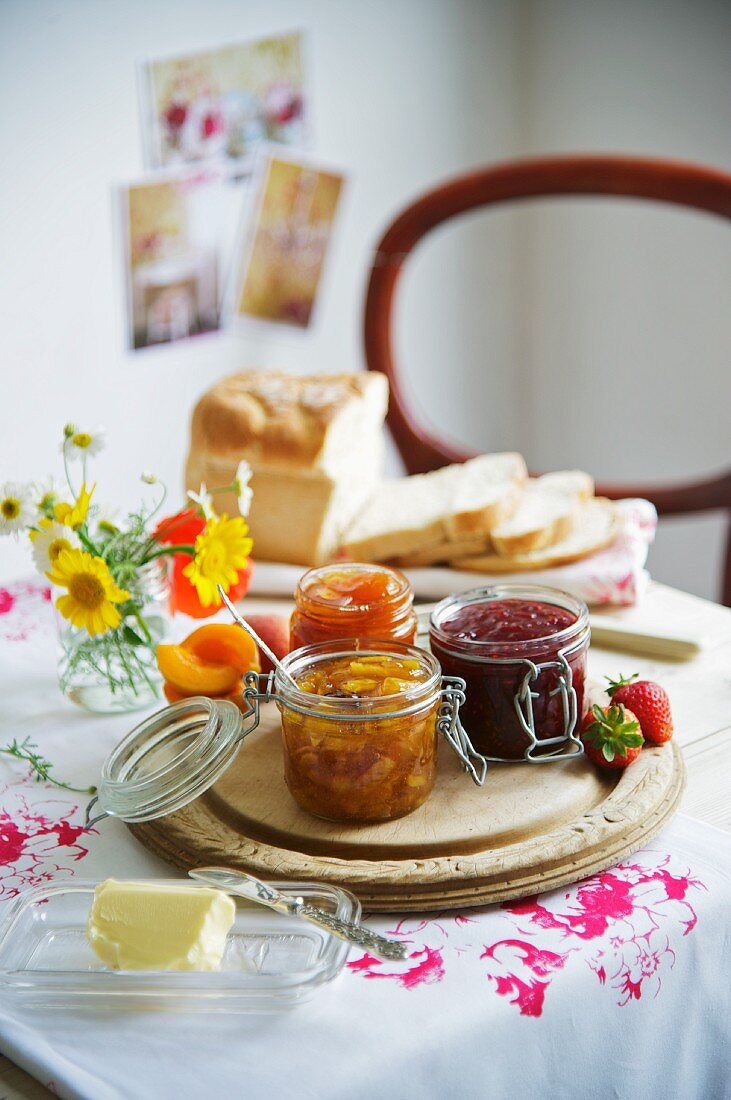 Frühstückstisch mit verschiedenen Marmeladen & Brot