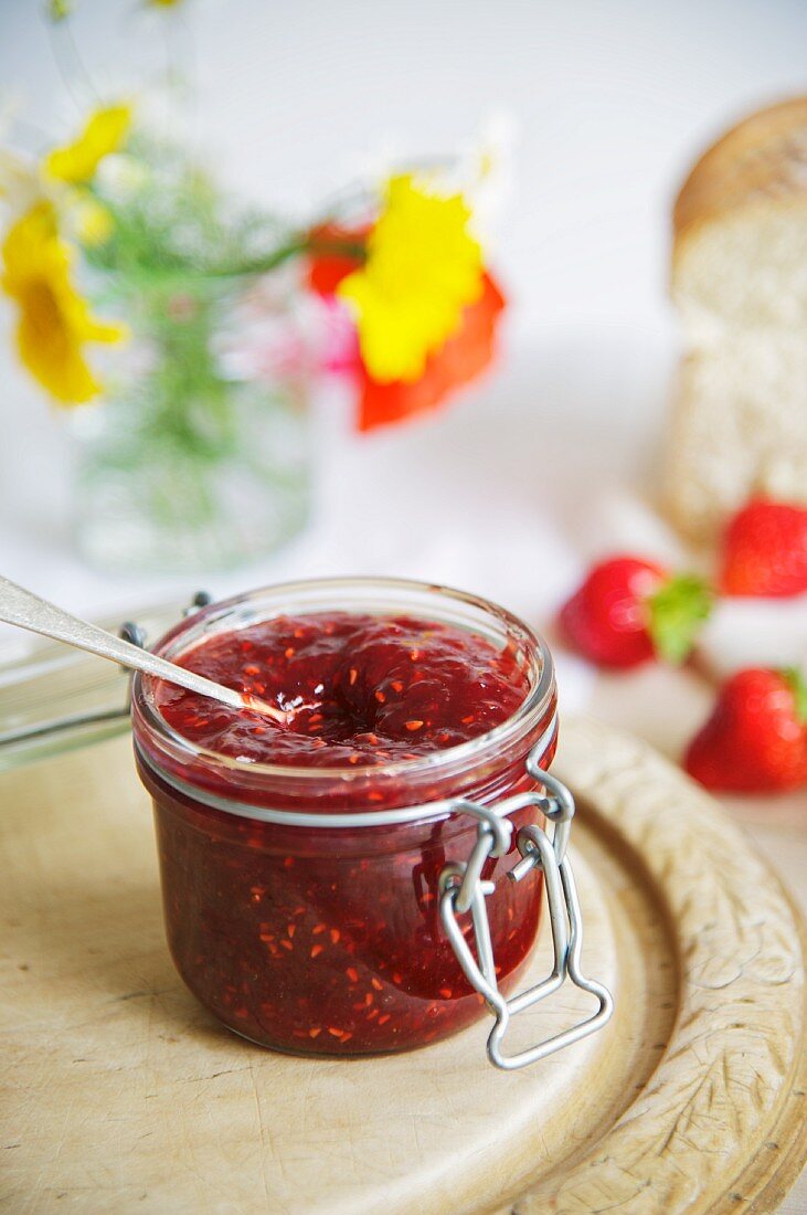Himbeer-Erdbeer-Marmelade in Einmachglas
