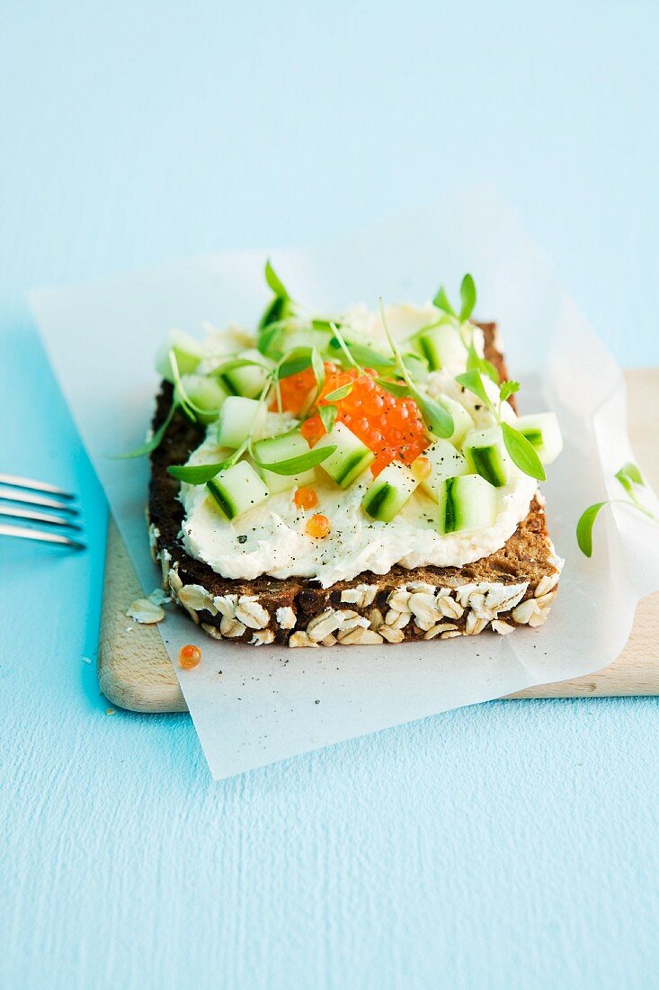 Vollkornbrotscheibe mit Forellencreme, Gurke & Kaviar