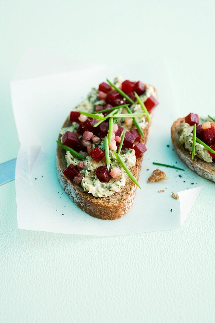 Brot mit Kürbiskernbutter & Rote-Bete-Würfeln