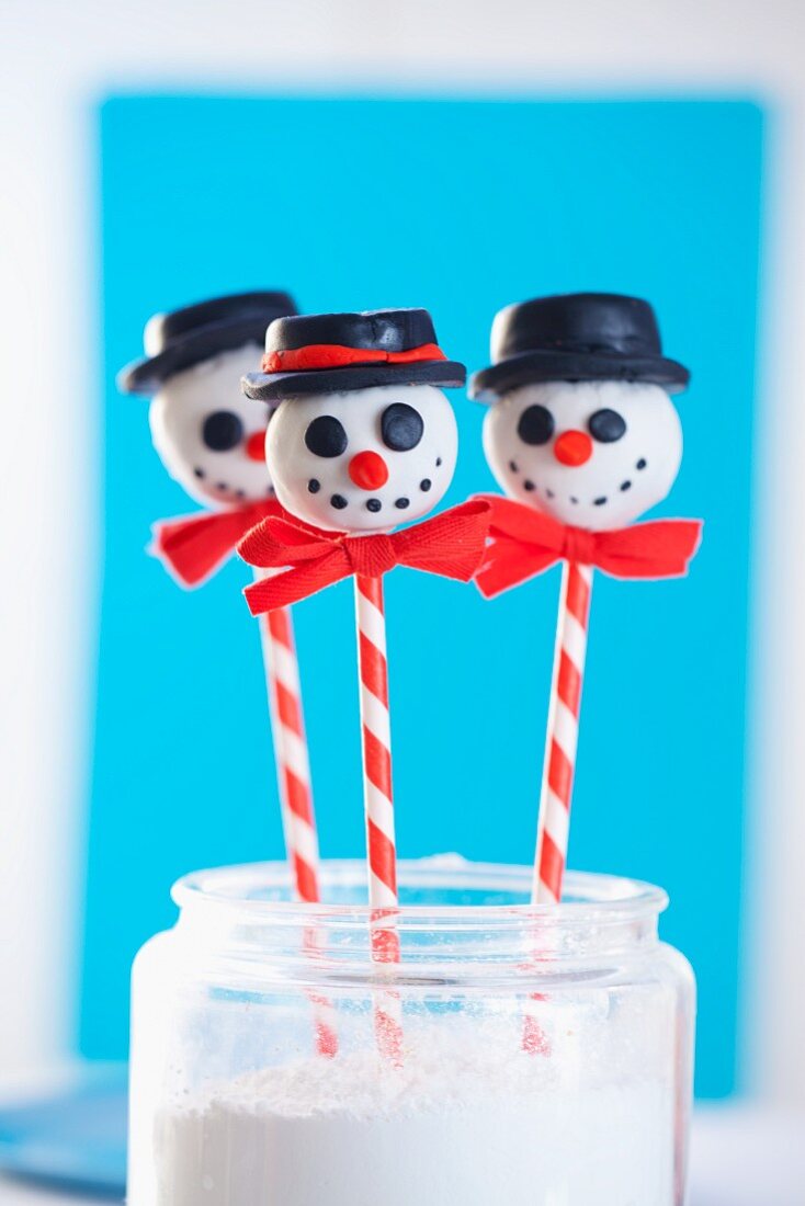 Cake Pops (Minikuchen am Stiel) in Schneemannform