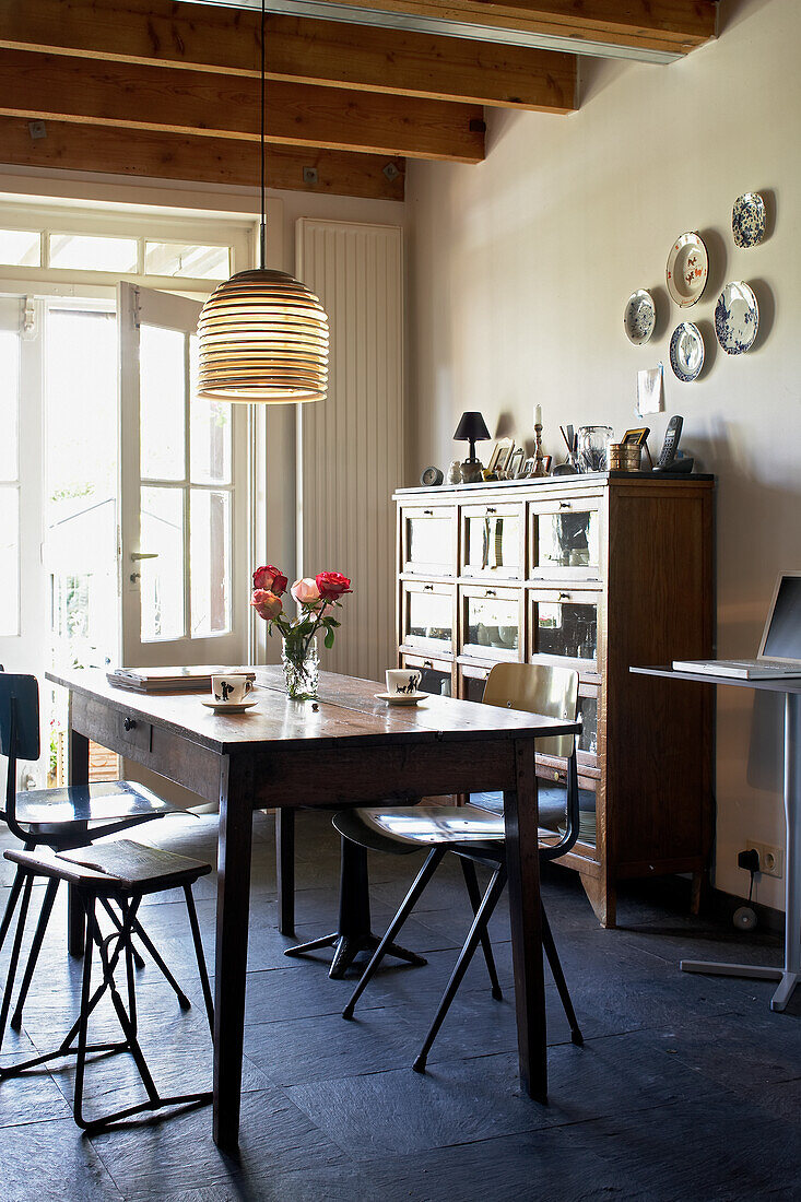 Holztisch und Schrank in Esszimmer mit Deckenbalken