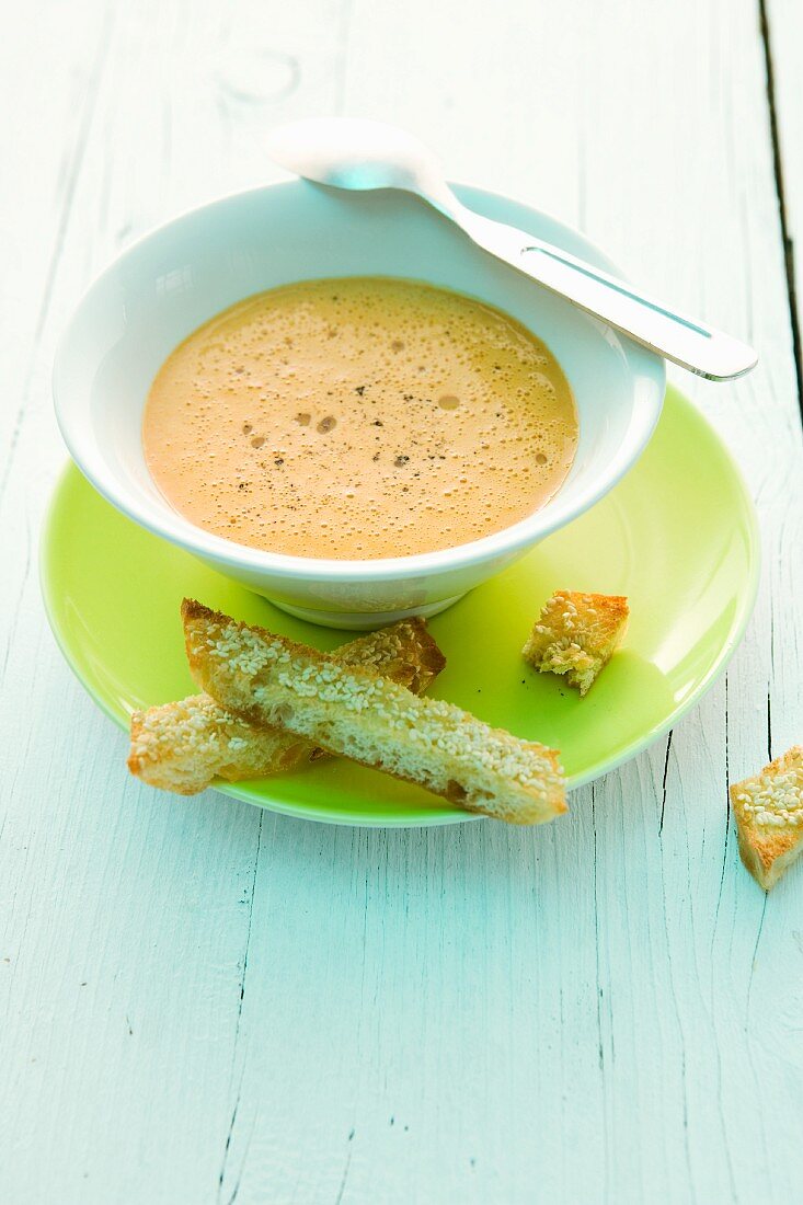 Cream of pepper soup with sliced bread