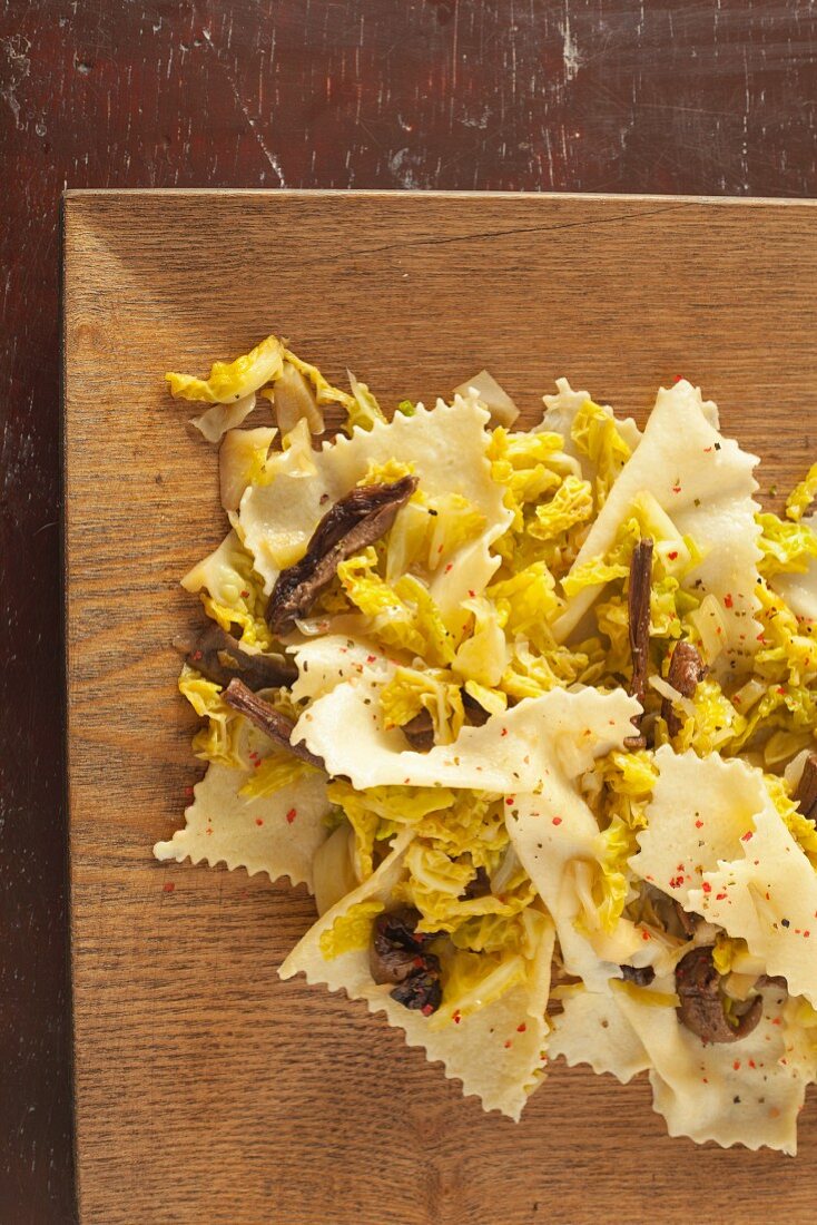 Farfalle with white cabbage and mushrooms