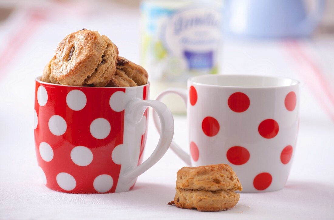 Safran-Scones mit Rosinen in gepunkteter Tasse