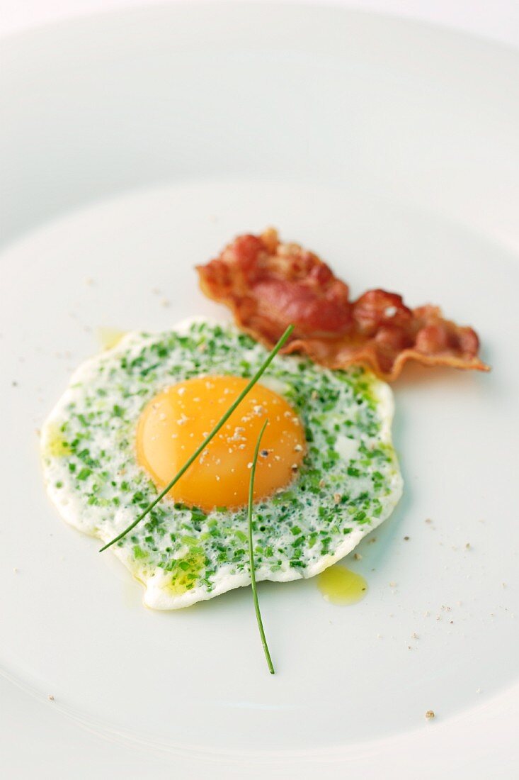 Fried egg with herbs and bacon