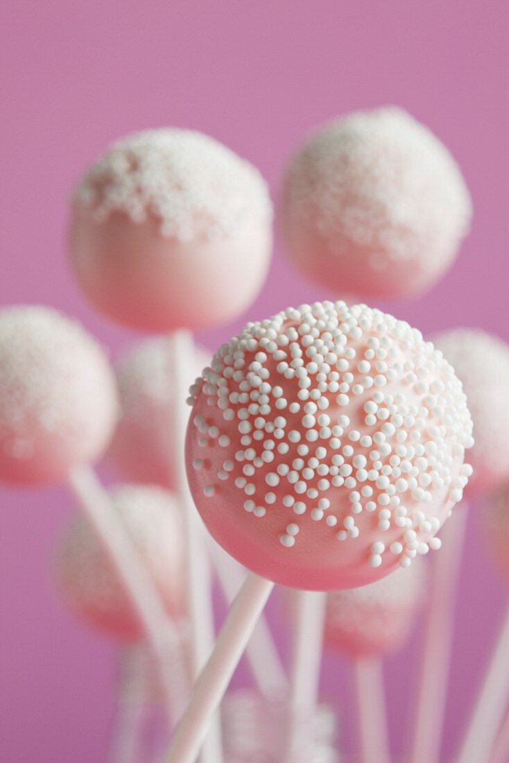 Rosa Cake Pops mit weissen Zuckerperlen