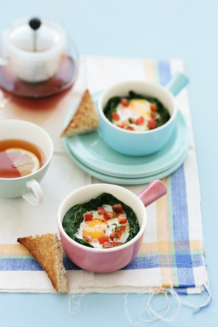 Spinatauflauf mit Spiegelei und Tomaten, Toast, Tee