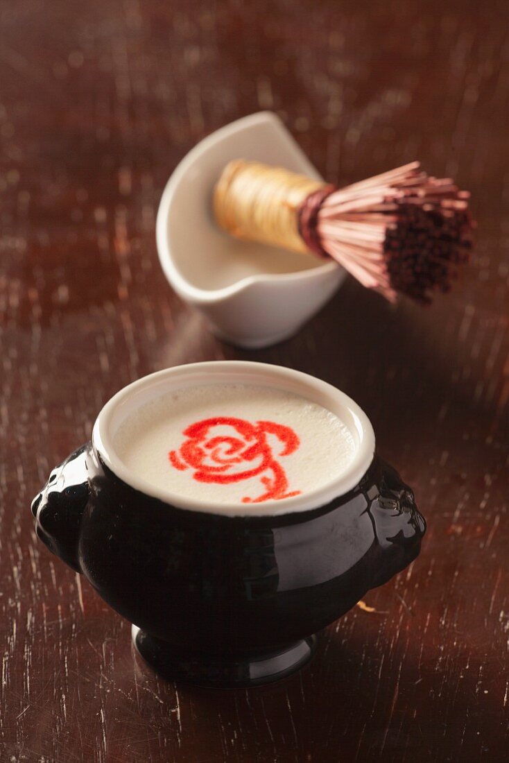 Kaffeetasse mit Rosensirup