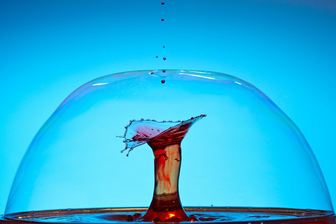 Künstlerische Aufnahme von Wassertropfen in Seifenblase