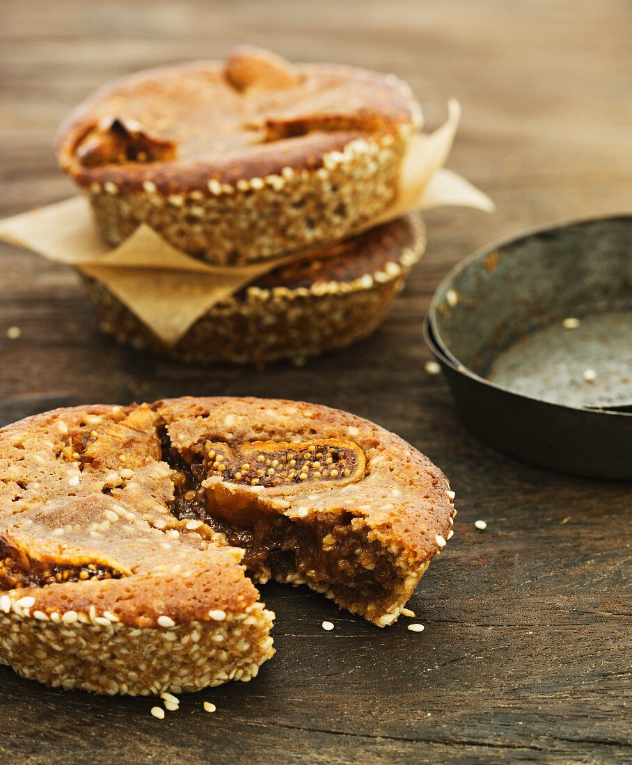 Fig cakes with sesame seeds
