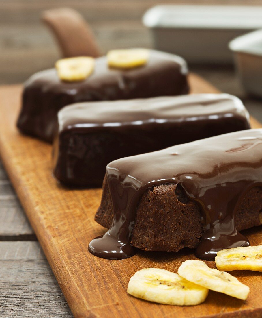 Chocolate cake with bananas