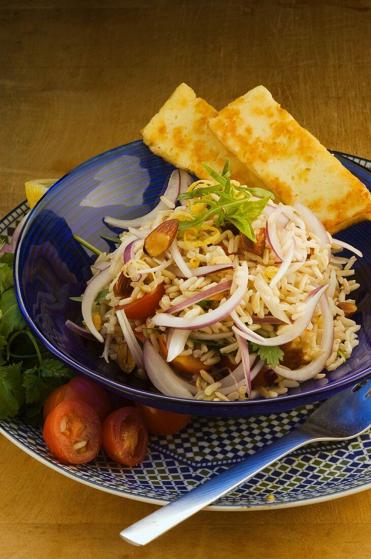 Reissalat mit Zwiebeln und Tomaten