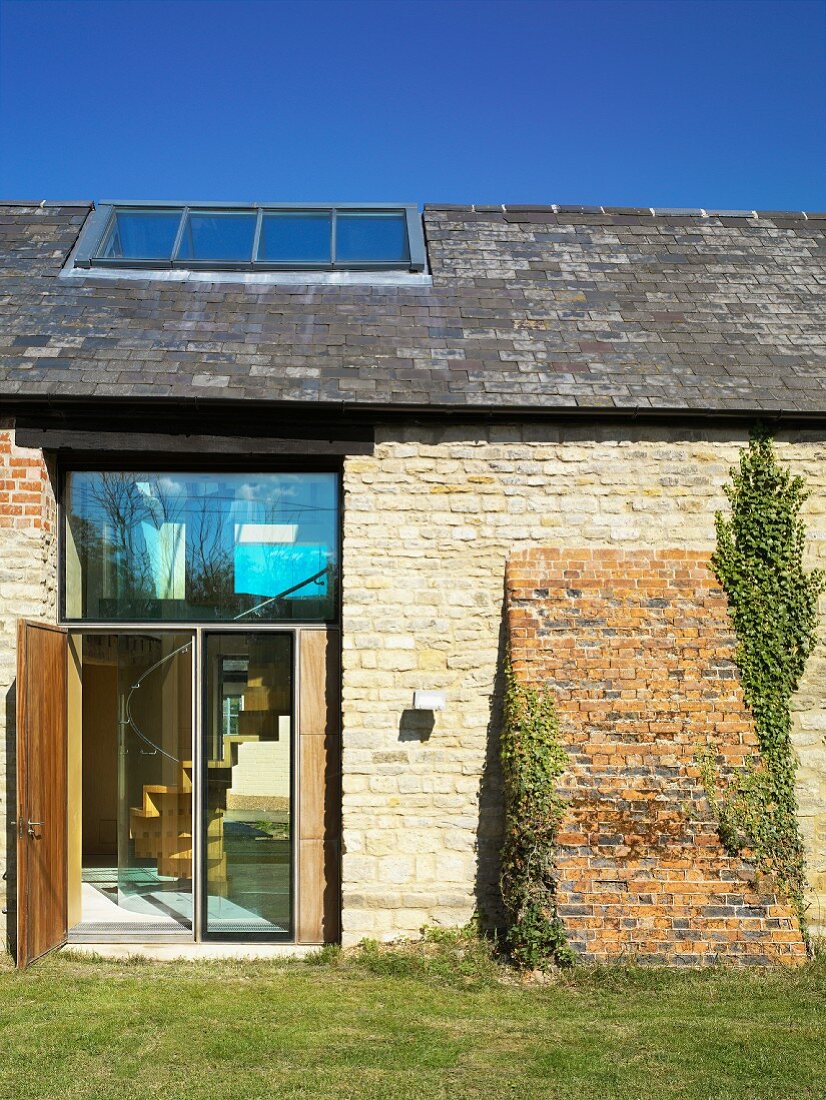 Renoviertes Bauernhaus mit Natursteinfassade und offener Tür