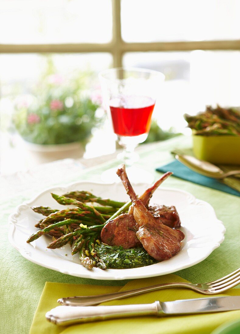Lamb cutlets with green asparagus