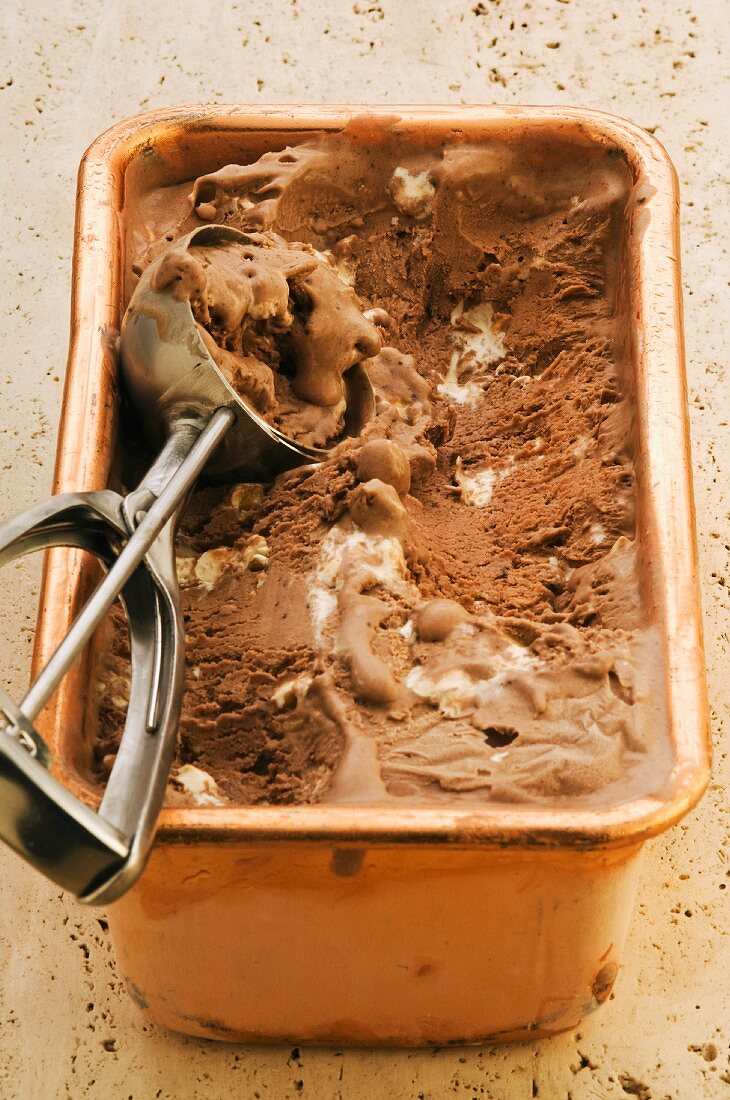 Schokoladen-Nougat-Eis mit Eiskugelformer