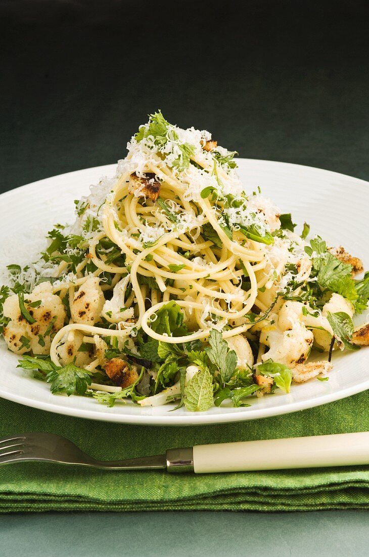 Spaghetti mit Kräutern und Blumenkohl