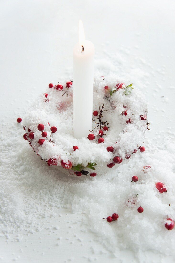 Windlicht aus Eis & Beeren mit weisser Kerze