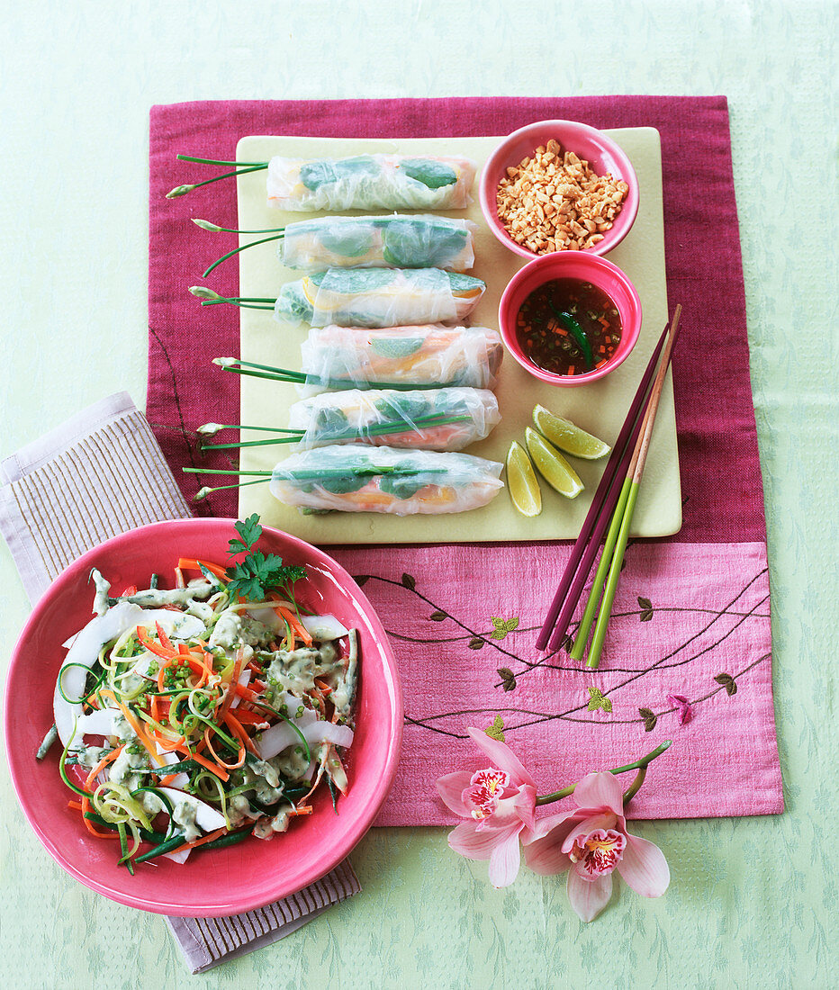 Kachumber-Salat mit Kokosnuss und vietnamesische Frühlingsröllchen