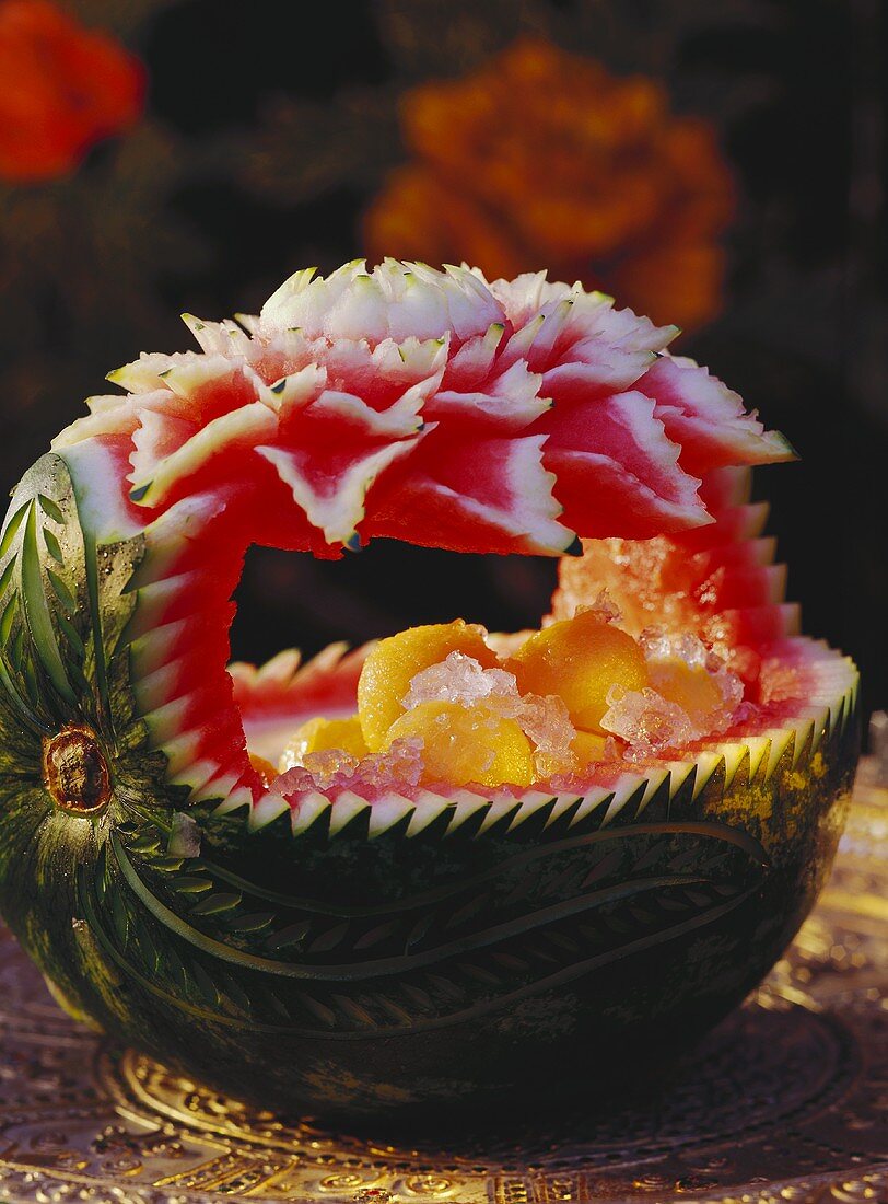 Melone in Kokosmilch serviert in tournierter Wassermelone