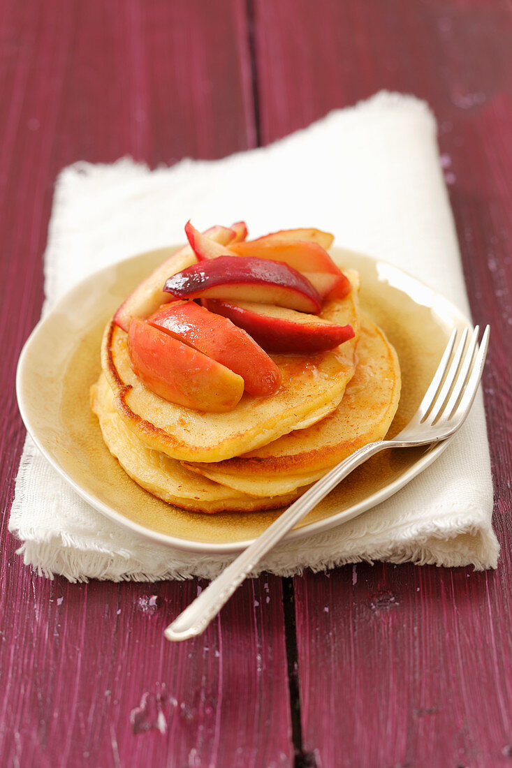 Buttermilch-Pancakes mit Äpfeln & Zimt