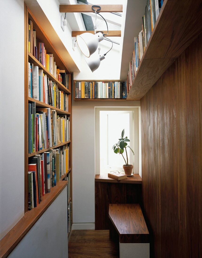 Narrow anteroom with fitted bookshelves
