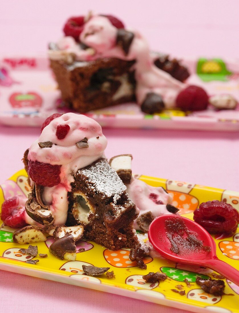 Chocolate cake with raspberry ice cream (Swedish)