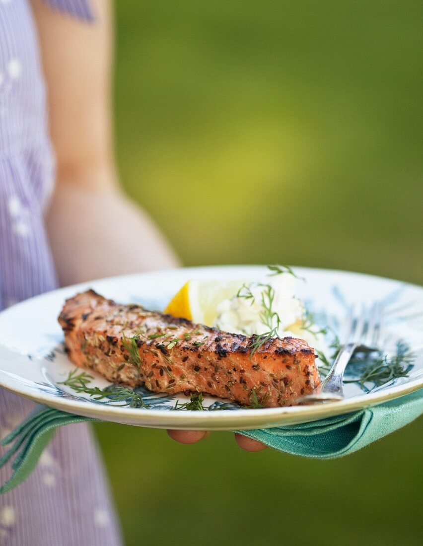 Grilled salmon fillet with apple tzatziki