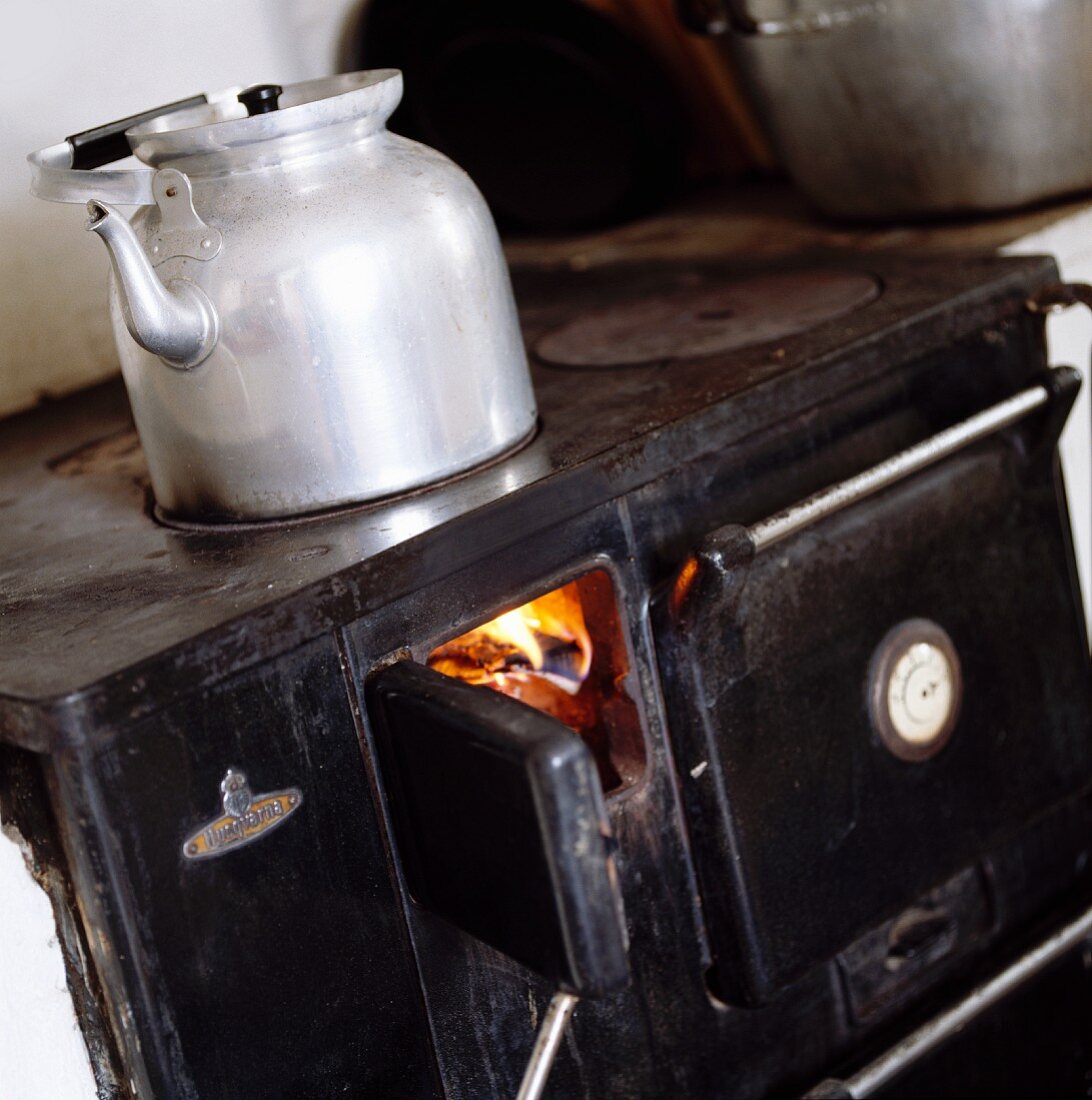 Vintage Wasserkessel auf altem Küchenofen