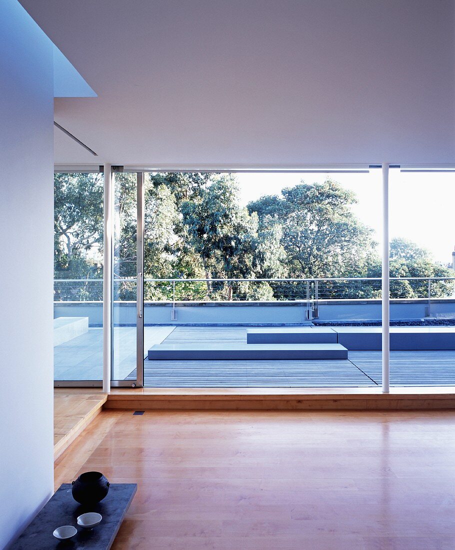 Wohnzimmer mit Glasschiebetüren zur Dachterrasse
