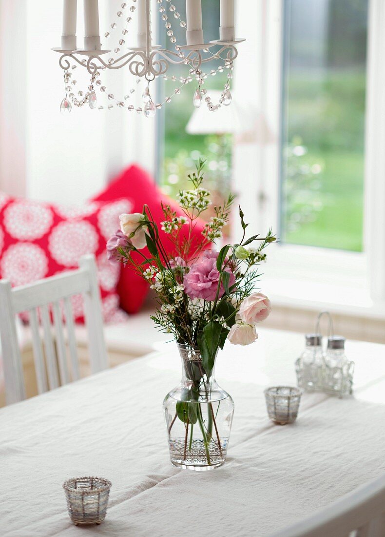 Blumen in einer Glasvase auf dem Tisch