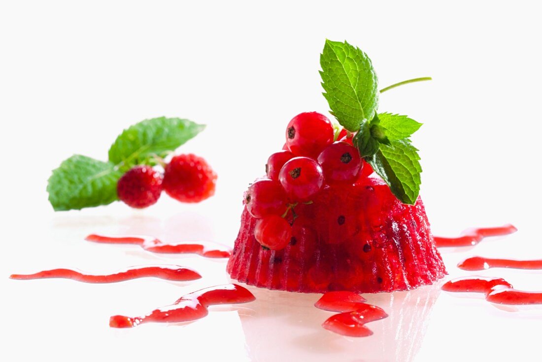 Frozen jelly with redcurrants and raspberry sauce