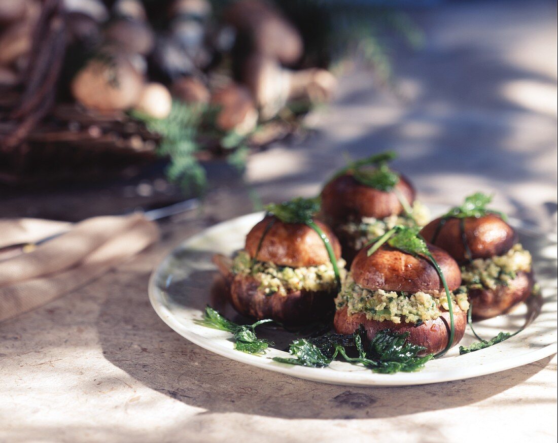 Gefüllte Champignons mit Hähnchen, Speck und Sellerie