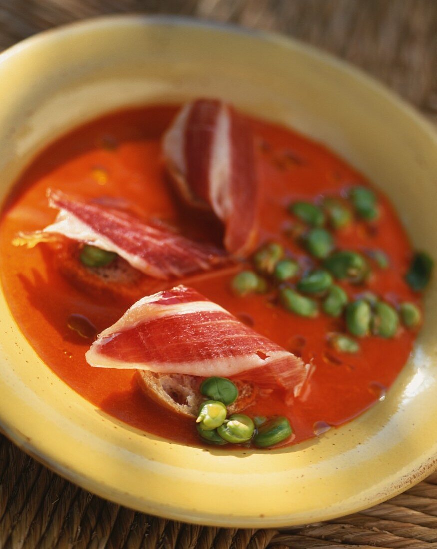 Suppe mit Pimientos del Piquillo (eingelegte rote Paprikaschoten) und Rohschinken