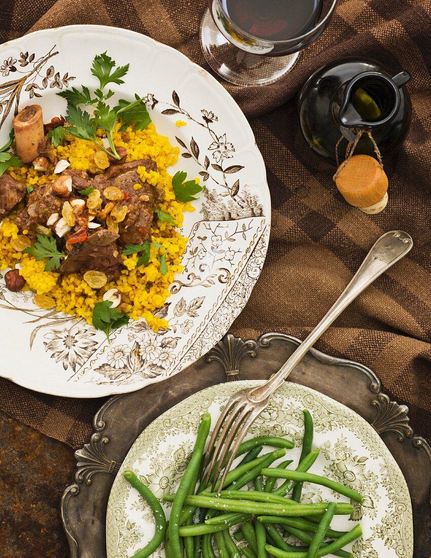 Geschmortes Lamm mit Rosinen auf Couscous