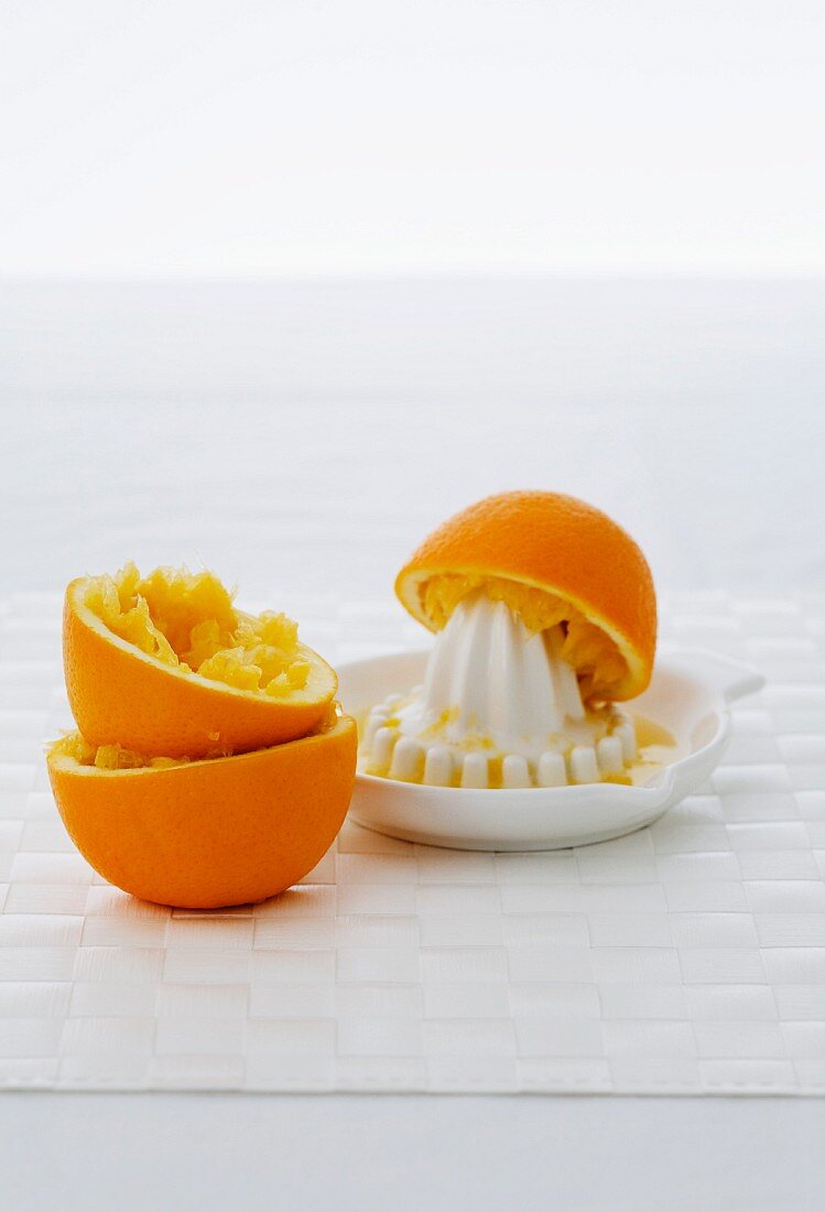 Ausgepresste Orangen mit Zitruspresse