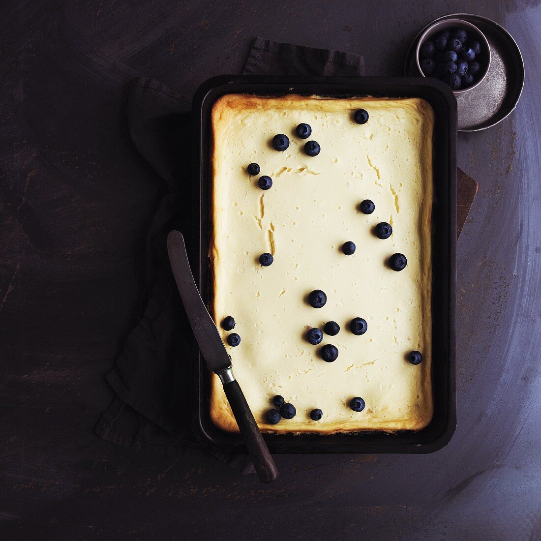 Käsekuchen mit Heidelbeeren – Bilder kaufen – 11025459 StockFood