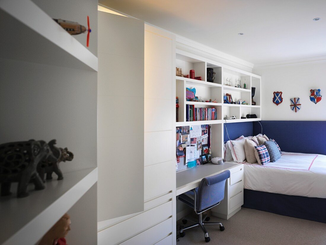 Made-to-measure installation with shelving and integrated desk in teenager's bedroom
