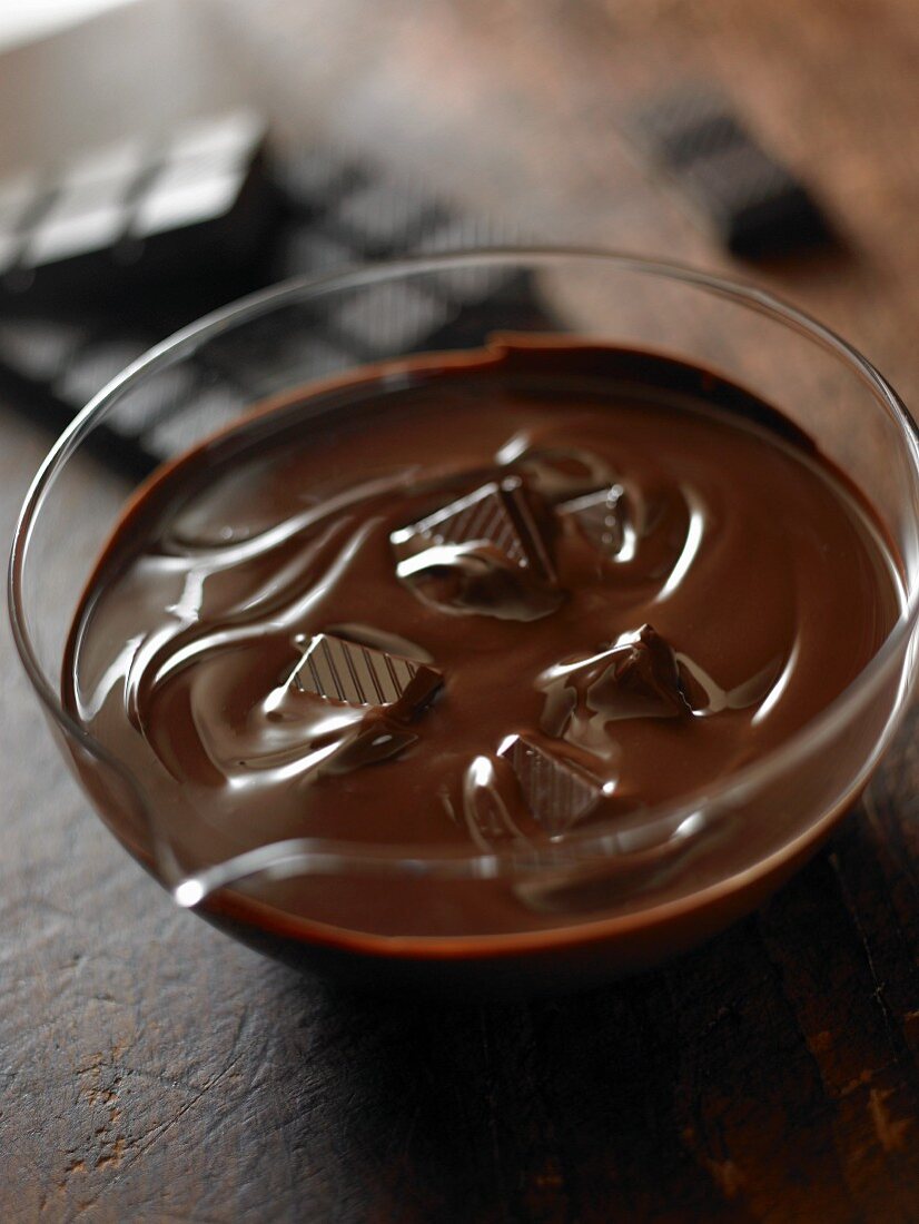 Geschmolzene Schokolade in Glasschale
