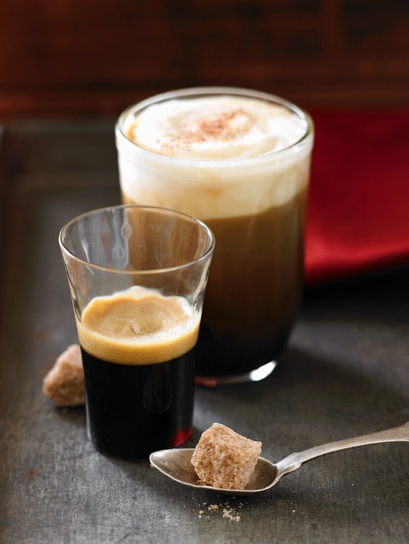 Caffe Latte, Espresso und brauner Zuckerwürfel