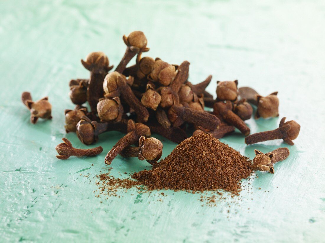Whole cloves and ground cloves