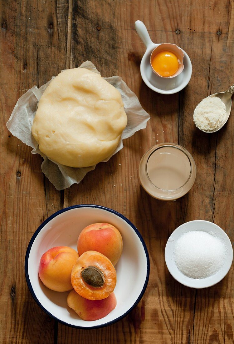 Zutaten für Aprikosenkuchen (Mürbteig, Aprikosen, Zucker, Eigelb, Mehl)