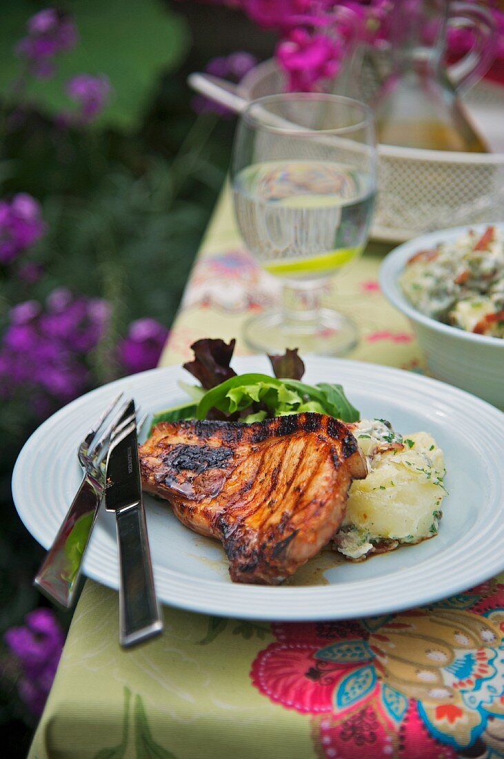 Gegrilltes Schweinekotelett mit Kartoffelsalat