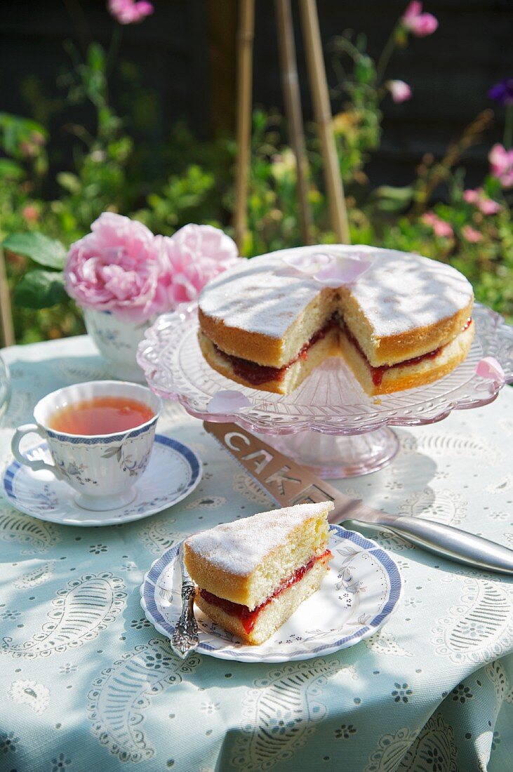 Victoria Sponge Cake (Biskuitkuchen, England) und Tee