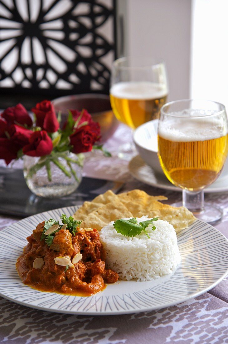 Lammcurry mit Reis und Fladenbrot, Bier