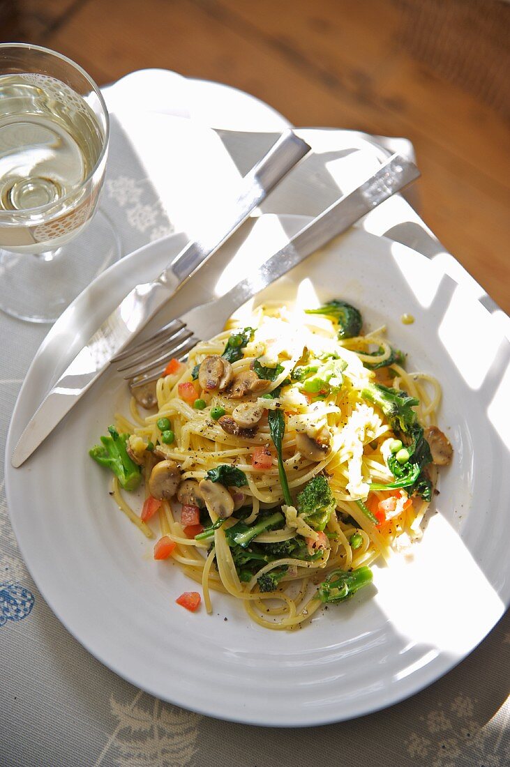 Spaghetti mit Gemüse und Champignons