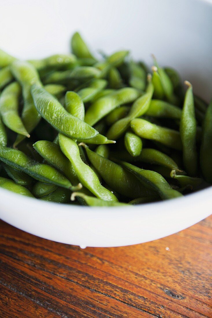 Green soybean pods in bowl