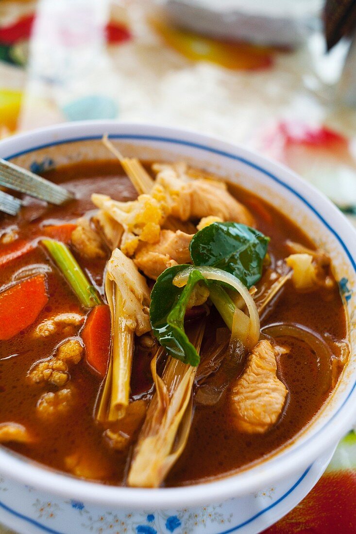 Tom Yam Gai (sauerscharfe Suppe mit Gemüse und Hähnchen, Thailand)